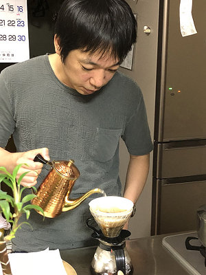 写真：一杯、一杯丁寧にドリップして味わいます。